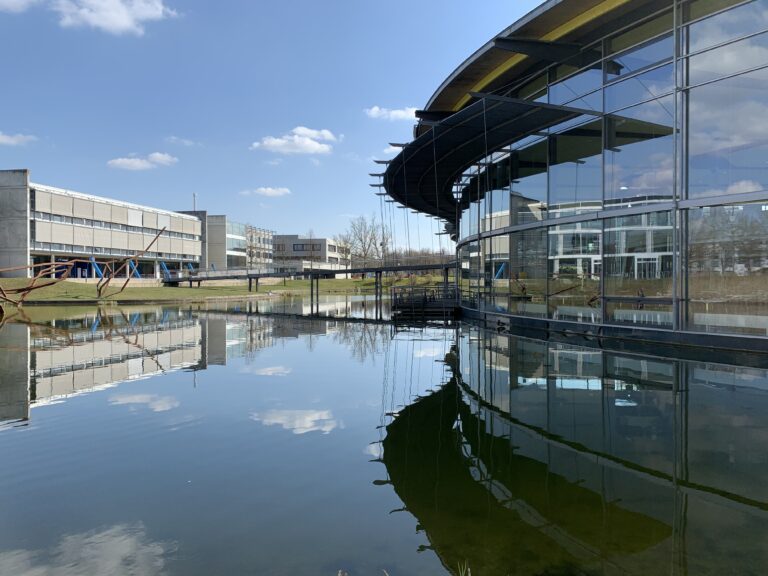 Campus mit Mensa und See, ohne Personen