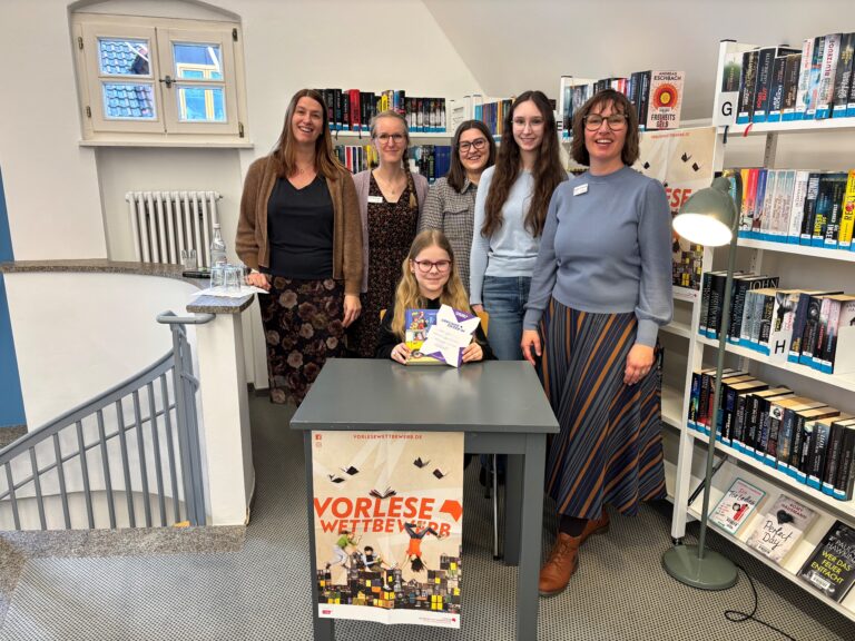 Vorlesewettbewerb2026_Jury_Gewinnerin_Bildnachweis_Huber