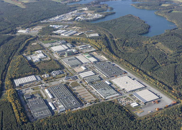 BMW_Group_Werk_Wackersdorf_Luftaufnahme_Foto_Herbert_Stolz_iA_von_BMW