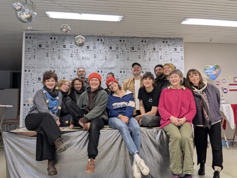 EinTeildesZWICKL.teamsbeimHerrichtenderLocation2025