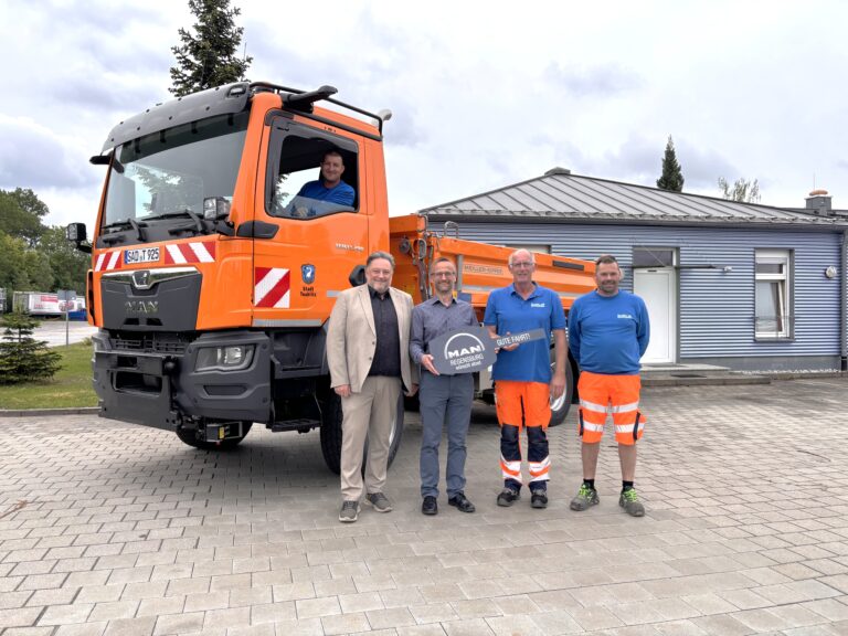 Fahrzeugübergabe des neuen MAN-LKWs an den Bauhof 1 (Foto - Thomas Stegerer)