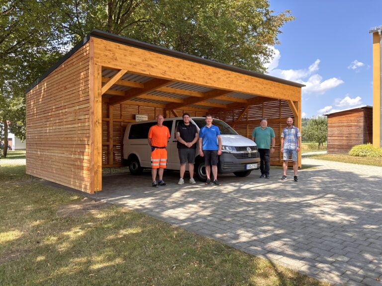 Neues Carport am Mehrgenerationenhaus für das Bürgermobil (Foto - Thomas Stegerer)