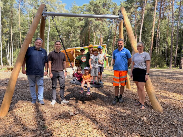 Neue Nestschaukel im BRK 'Zwergenwald' (Foto - Thomas Stegerer)