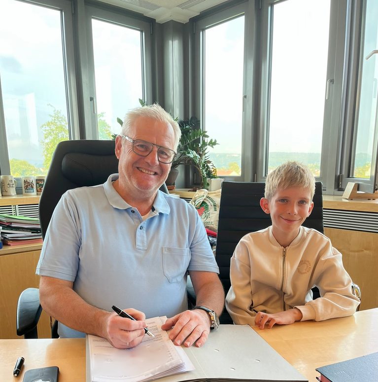 Jonas begleitet OB Andreas Feller_Foto_Andreas Hofmeister