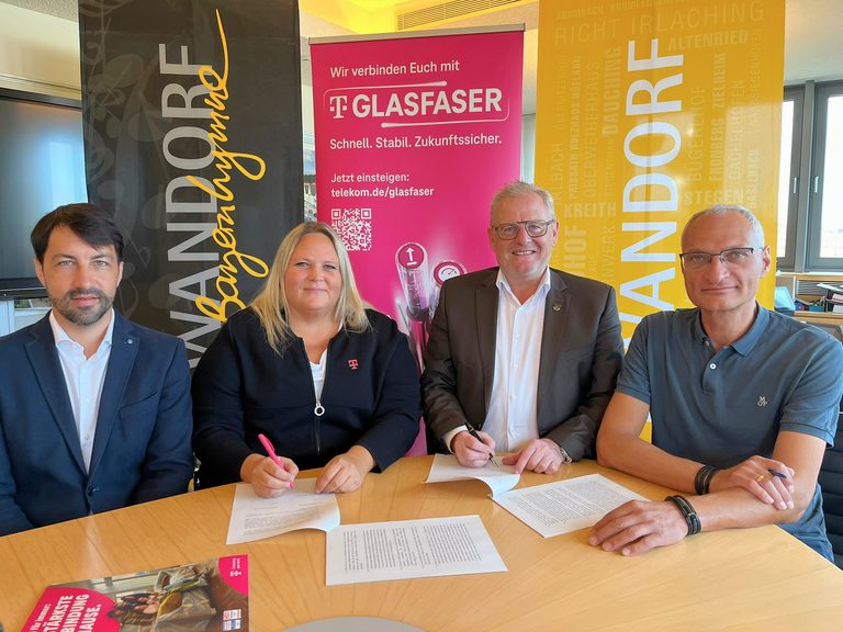 Vertragsunterzeichnung Glasfaserausbau_Foto_Andreas Hofmeister (3) - bearbeitet