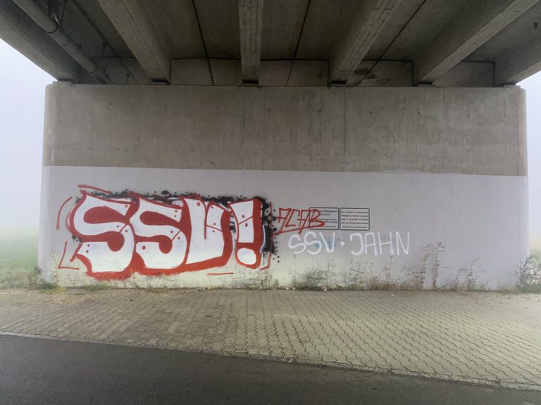 Beschmierter Brückenpfeiler