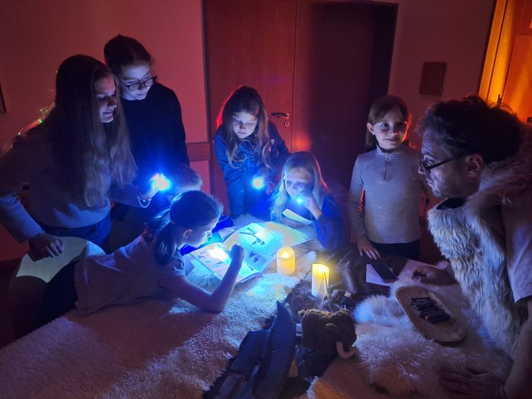 Mit Taschenlampen in der Steinzeit unterwegs