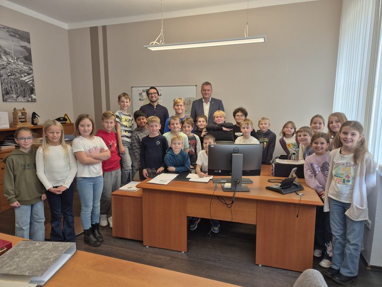 Viertklässler der Maximilian-Grundschule im Rathaus_