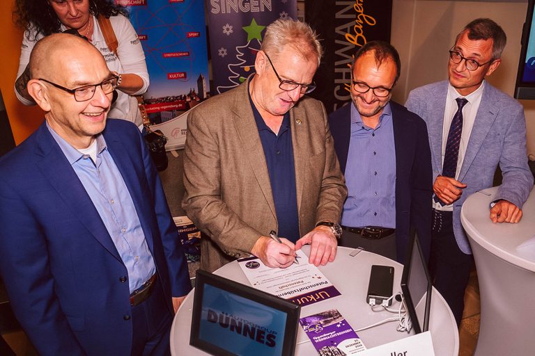 Schwandorfs Oberbürgermeister Andreas Feller unterzeichnet die